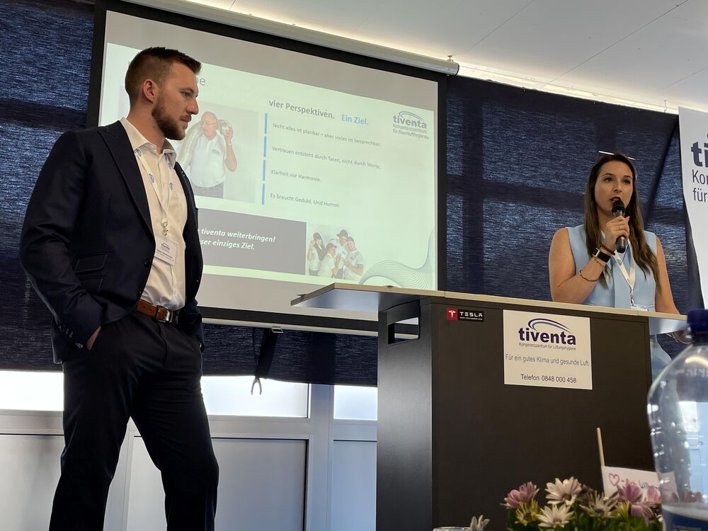 Rafael und Jasmin Tischhauser bei ihrem Vortrag «Tradition und Zukunft sind kein Widerspruch»